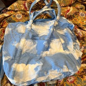 BAGGU CLOUD PRINT TRAVEL CLOUD BAG